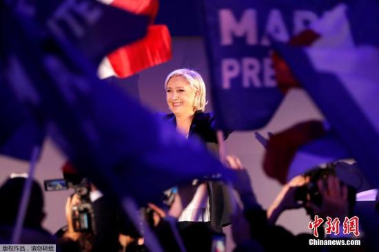 4月23日，在法国埃南—博蒙，极右翼“国民阵线”主席玛丽娜·勒庞在竞选晚会上向支持者致意。法国内政部23日晚发布的初步统计数据显示，“非左非右”的“前进”运动候选人埃马纽埃尔·马克龙和极右翼政党“国民阵线”候选人玛丽娜·勒庞在当天举行的法国总统选举首轮投票中得票领先，将进入法国总统选举第二轮投票。