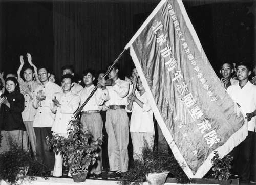 胡耀邦向北京市青年志愿者垦荒队授旗