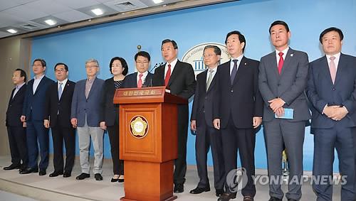 5月2日，正党的13名议员召开记者会并宣布退党。（图片来源：韩联社）