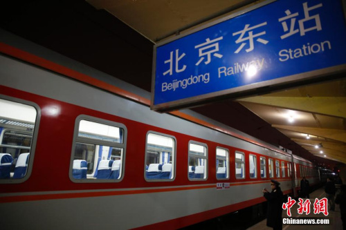资料图：北京东站开往燕郊的临客K7783次列车。王骏 摄