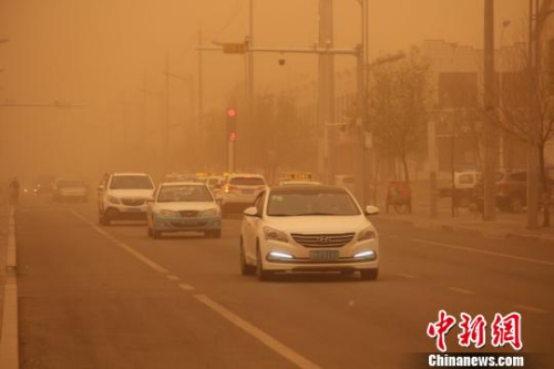 5月4日，内蒙古地域迎来本年最强沙尘暴，图为车辆在沙尘中迟钝行驶。李爱平 摄