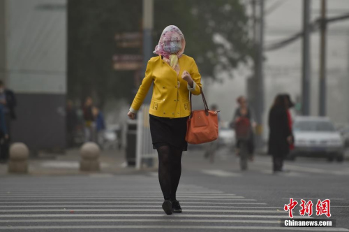 5月4日，北首都区遭沙尘覆盖。中新网记者 金硕 摄