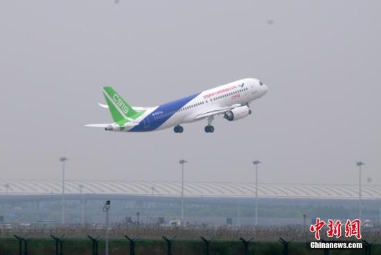 5月5日，中国首款国际主流水准的干线客机C919在上海浦东国际机场成功首飞。图为C919起飞升空。 <a target=&apos;_blank&apos; href=&apos;http://www.chinanews.com/&apos;><p align=