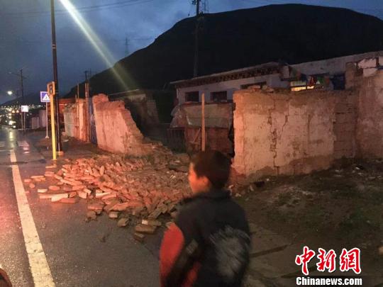 玉树发生3.1级地震致一围墙倒塌警方已集结待命