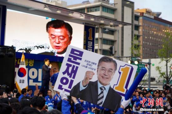 4月17日，韩国最大在野党共同民主党总统候选人文在寅（图中）在首尔光化门广场参加竞选造势活动。