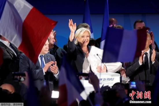 4月23日，在法国埃南—博蒙，极右翼“国民阵线”主席玛丽娜·勒庞在竞选晚会上向支持者致意。法国内政部23日晚发布的初步统计数据显示，“非左非右”的“前进”运动候选人埃马纽埃尔·马克龙和极右翼政党“国民阵线”候选人玛丽娜·勒庞在当天举行的法国总统选举首轮投票中得票领先，将进入法国总统选举第二轮投票。