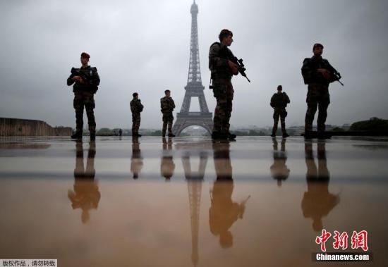 当地时间5月3日，在法国巴黎埃菲尔铁塔附近，士兵持枪巡逻。法国将于5月7日举行总统选举第二轮投票。