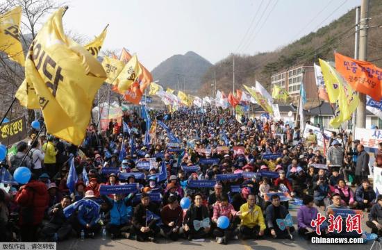 当地时间2017年3月18日，韩国星州郡，民众集会抗议，要求取消部署“萨德”。