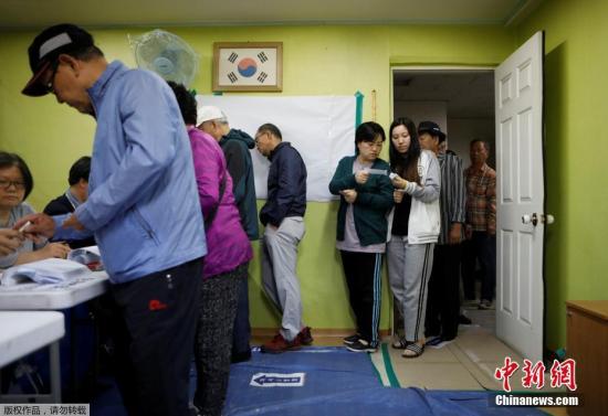当地时间2017年5月9日，韩国多地民众进行大选投票。韩国第19届总统选举于当地时间9日上午6时开始投票，投票截止时间为当天20时。
