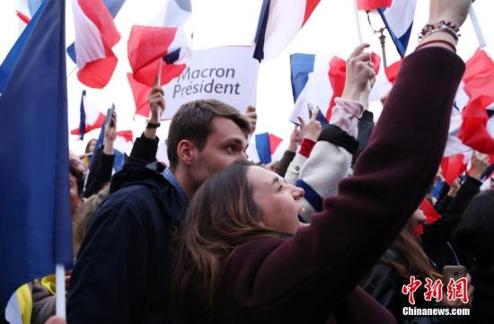 巴黎时间5月7日晚，法国总统选举第二轮投票初步计票结果显示，中间派独立候选人、“前进”运动领导人埃马纽埃尔·马克龙以大幅优势击败极右翼政党“国民阵线”候选人马丽娜·勒庞。年仅39岁的马克龙由此成为法国史上最年轻的总统，也成为世界上最年轻的大国领导人。图为马克龙的支持者在得知马克龙当选后欢呼。 <a target='_blank' href='http://www.chinanews.com/'><p align=