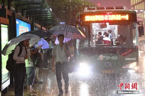 5月8日，广州城区受强雷雨云团影响，在下班高峰期下起暴雨。中新社记者 陈骥旻 摄