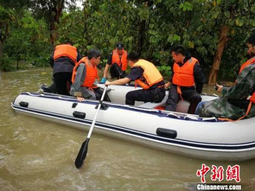 5月7日，广州市花都区突发特大暴雨，广州市三防调动10艘冲锋舟协助转移受灾人员。汤小玲 摄