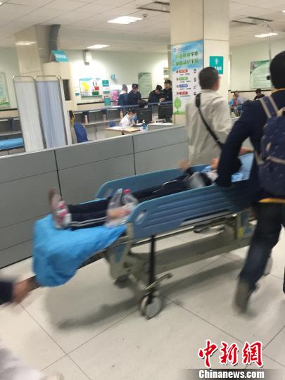 辽宁大连一中学附近发生交通事故9名学生被撞伤