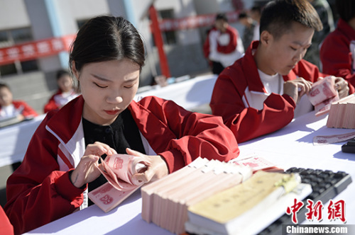 内蒙古中职院校办比赛 学生展示专业技能-中青