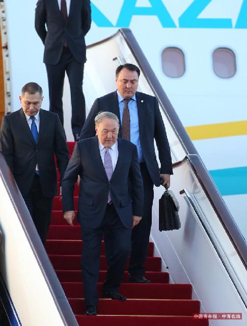哈萨克斯坦总统纳扎尔巴耶夫走下专机。中国青年报·中青在线记者 李建泉/摄