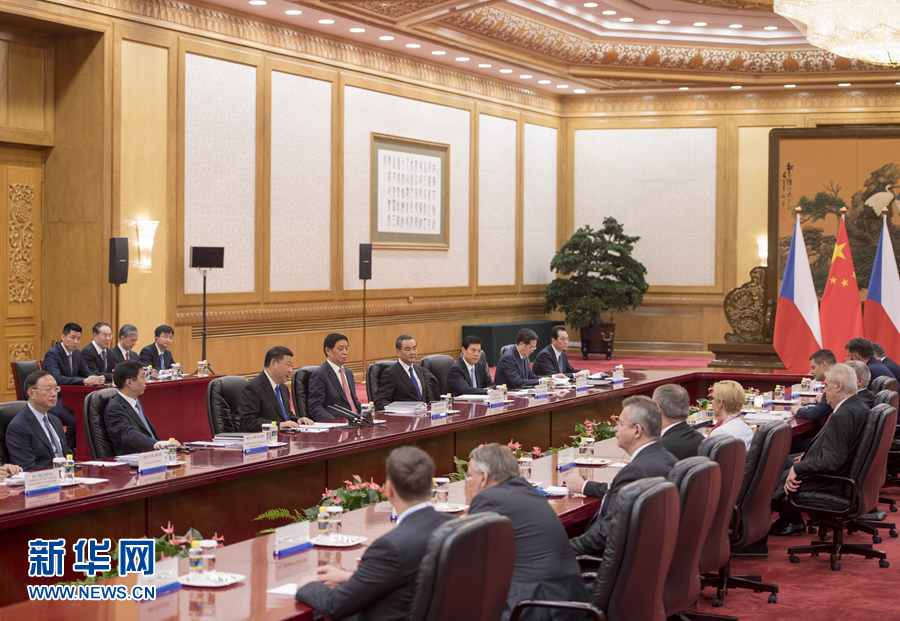 5月12日，国家主席习近平在北京人民大会堂会见来华出席“一带一路”国际合作高峰论坛的捷克总统泽曼。 新华社记者李学仁摄