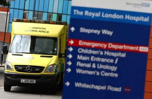 资料图：2017年5月13日，英国伦敦，一辆救护车停在医院外。