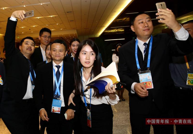  5月14日，“一带一路”国际合作高峰论坛“加强政策沟通和战略对接”平行主题会议结束后，人们围着参会嘉宾阿里巴巴集团董事局主席马云拍照。 中国青年报·中青在线记者 赵迪/摄