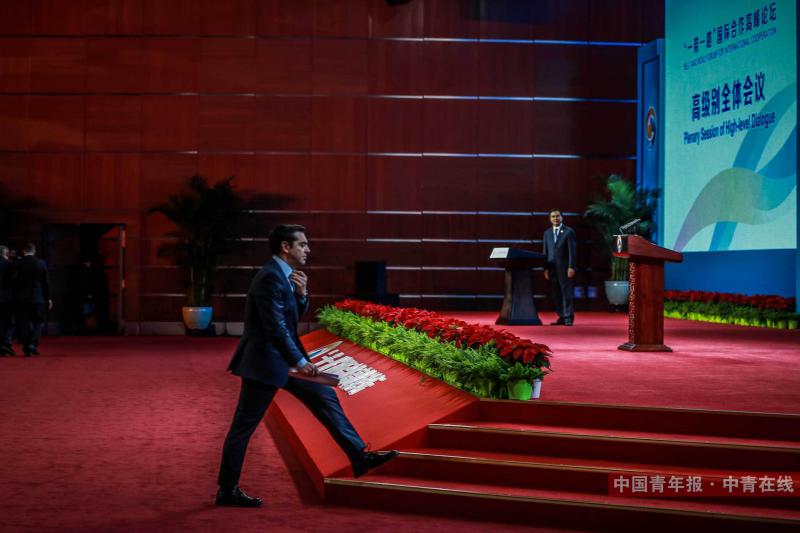  5月14日，“一带一路”国际合作高峰论坛高级别全体会议中，希腊总理齐普拉斯准备上台致辞。中国青年报·中青在线记者 赵迪/摄