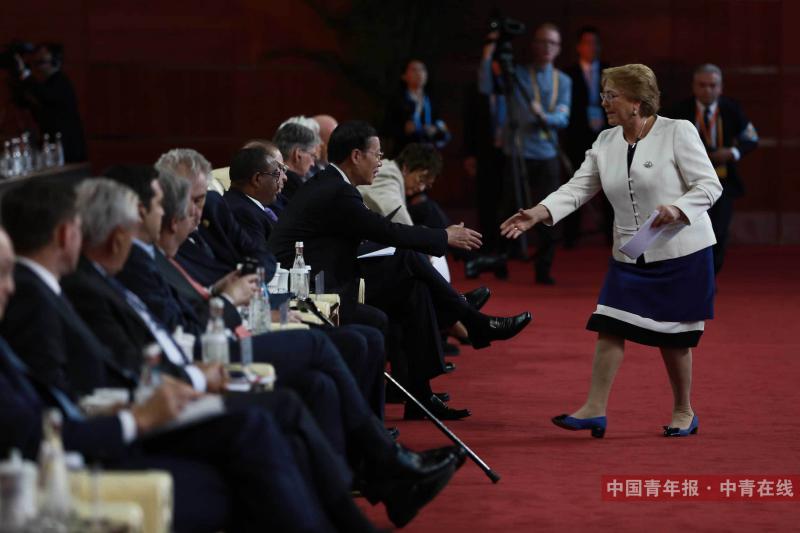  5月14日，“一带一路”国际合作高峰论坛高级别全体会议，智利总统巴切莱特致辞结束后，与中方领导人握手。中国青年报·中青在线记者 赵迪/摄