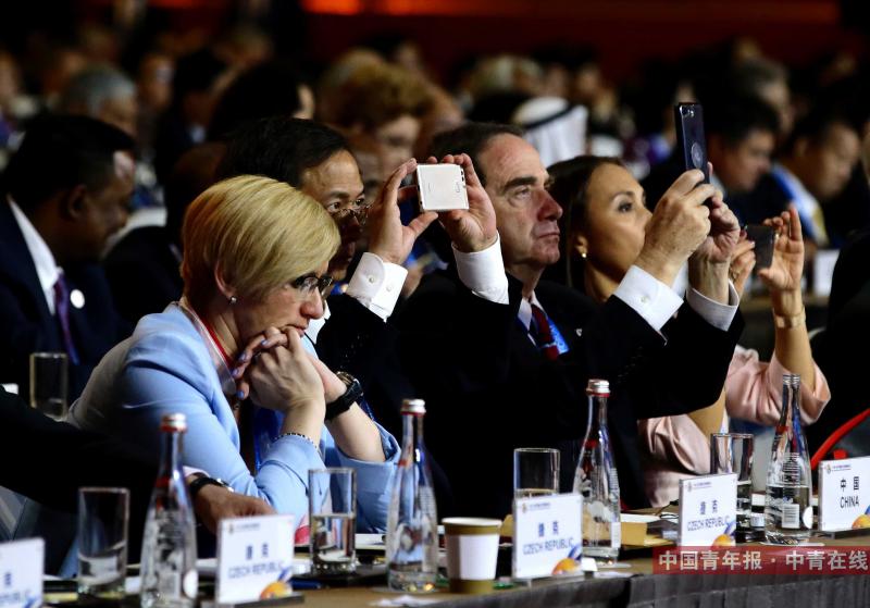  5月14日，“一带一路”国际合作高峰论坛高级别全体会议中，各国代表与嘉宾用手机拍照。中国青年报·中青在线记者 陈剑/摄