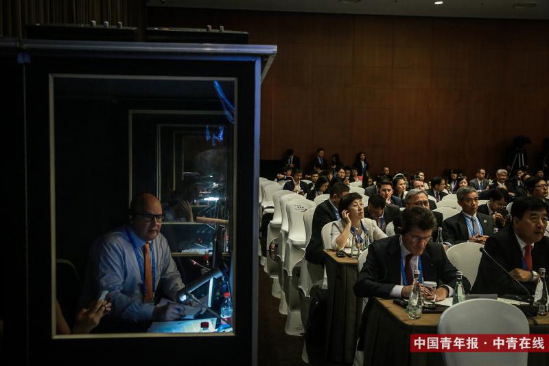  5月14日，“一带一路”国际合作高峰论坛“促进资金融通”平行主题会议，工作人员在进行同声传译。据了解，此次论坛提供了18种同传语言。中国青年报·中青在线记者 赵迪/摄