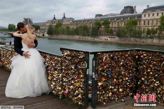 2015年5月31日消息，世界各地的情侣来到法国巴黎塞纳河上的艺术桥，经常会挂上一把代表他们永恒爱情的锁。但现在艺术桥桥身开始不堪重负，出于对游客安全的担忧及“对文化遗产遭破坏”的痛惜，巴黎当局将从6月1日开始拆除所有的爱情锁。