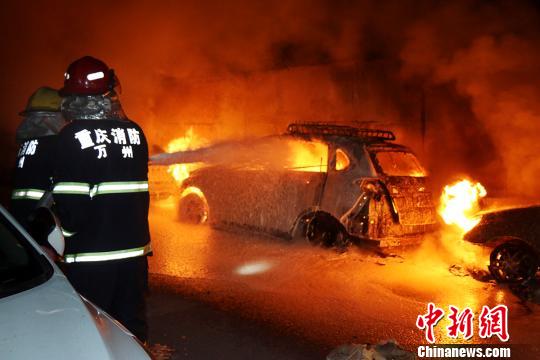 重庆一轿车起火连锁引燃两私家车夏季谨防车辆火灾