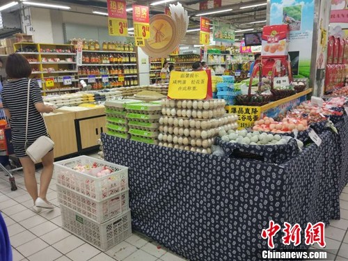 资料图：市民正在超市购物。中新网记者 李金磊 摄