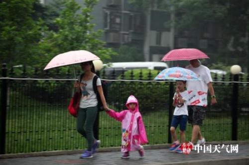 今天早晨，北京天空阴沉。今晨6时北京市气象台发布的天气预报显示，今天白天，北京将自西向东出现小到中雨，局地大雨，东风二级转北风三四级，最高气温21℃。图片来源：中国天气网