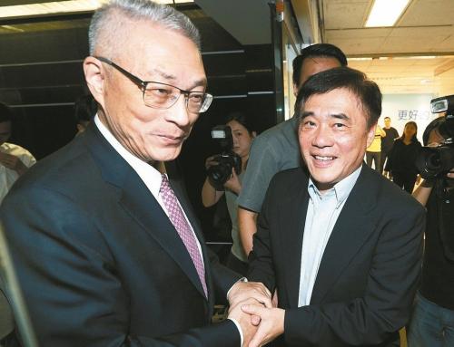 国民党主席当选人吴敦义(左)昨天拜访国民党副主席郝龙斌(右)，两人前嫌冰释，握手相视而笑。图片来源：台湾《联合报》。