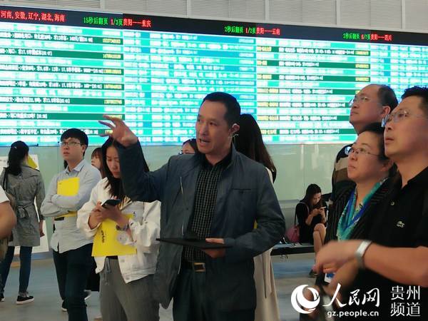 贵州货车帮科技有限公司副总裁赵强向记者介绍货车帮发展情况。