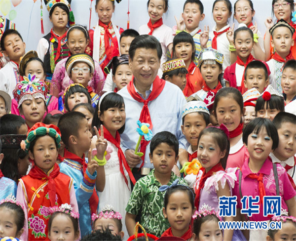 2013年5月29日，习近平在北京市少年宫参加“快乐童年 放飞希望”主题队日活动。新华社记者李学仁摄