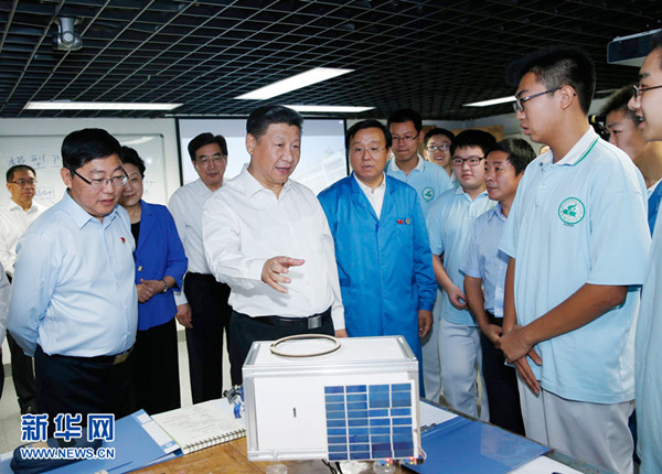 2016年9月9日，习近平在北京市八一学校实验室察看师生们研制的科普小卫星，他特别对孩子们说：“你们的小卫星发射时别忘了通知我一下。”新华社记者鞠鹏摄