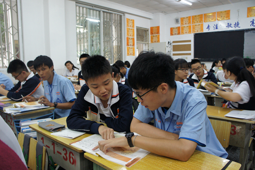 台东高中学生与结对的乐山一中学生在课堂上共同探讨交流