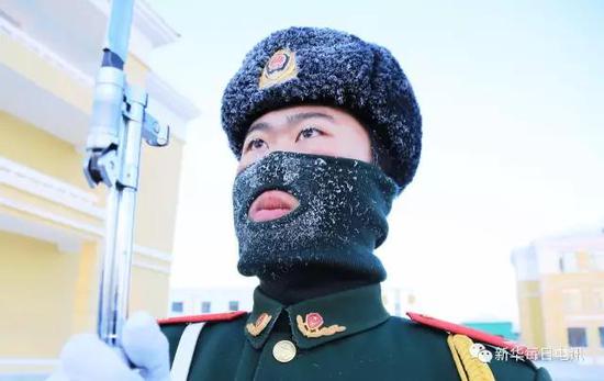 边防派出所官兵在零下30余度极寒天气下，举行升国旗仪式，国旗班旗手升旗。刘松摄