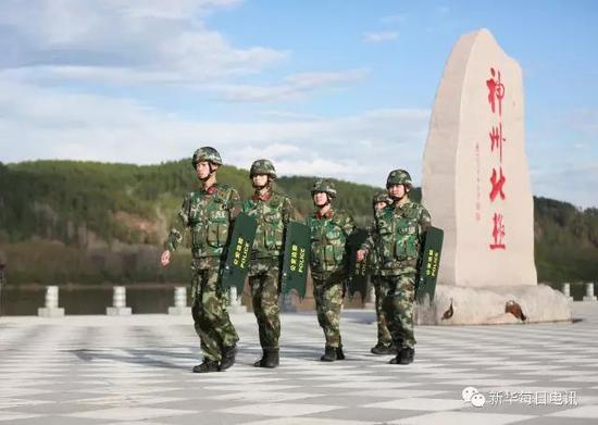 北极边防派出所官兵在村里巡逻。刘松摄