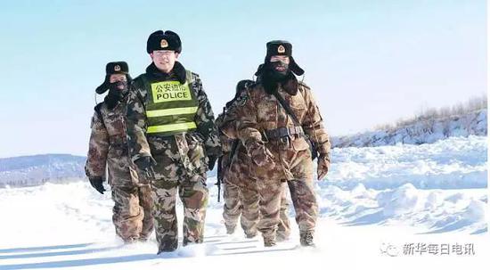 北极边防派出所民警贾晨翔与边防连队的战士一起在中俄界江黑龙江我方一侧徒步巡逻。　邱小平摄
