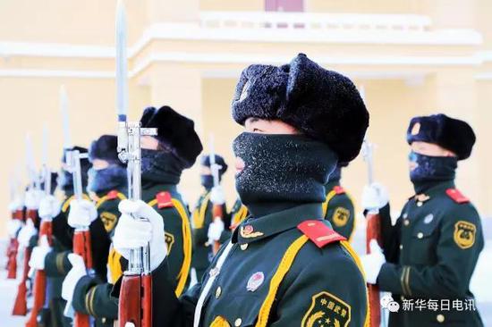 北极边防派出所官兵在零下30余度极寒天气下举行升国旗仪式。刘松摄