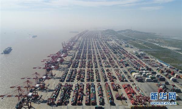 　这是航拍的上海洋山港集装箱码头（4月23日摄）。