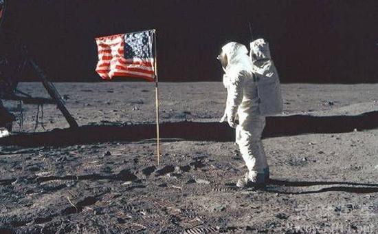  阿姆斯特朗登月后，美国曾经认真的考虑过讲月球宣布为美国直属领地，后因顾忌苏联反应而作罢。