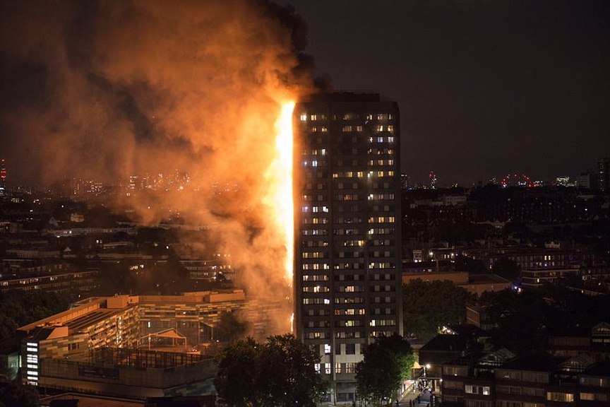 熊熊大火吞噬伦敦一27层高楼 有人高空跳楼求生