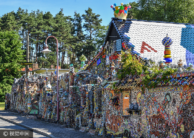 德国艺术家建超美“童话城堡” 数千块彩色石头扮靓墙壁