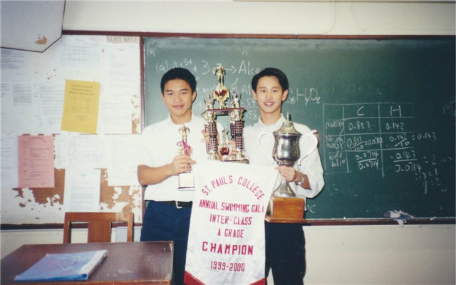 中学时期，许宏宇（右）与同学合影。（图片由受访者提供）