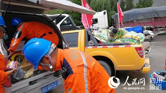 国网四川电力救援队50人已经抵达茂县山体滑坡现场。