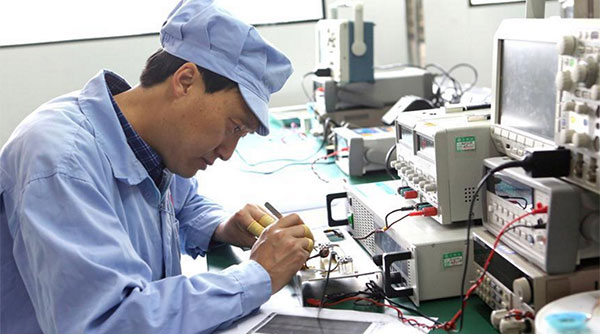 张自飞在甘肃天水华天电子集团天水七四九电子有限公司工作（4月30日摄）。