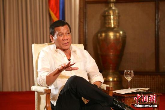 5月9日，菲律宾总统杜特尔特在位于马尼拉的总统府接受新华社、中央电视台、<a target='_blank' href='http://www.chinanews.com/'>中新社</a>等三家中国媒体联合采访。杜特尔特总统表示，中国与菲律宾的关系已经掀开历史新的一页，他对进一步加强两国关系有着非常大的期待。“一带一路”国际合作高峰论坛将于5月14日至15日在北京举行，杜特尔特届时会出席。 <a target='_blank' href='http://www.chinanews.com/'>中新社</a>记者 钟欣 摄