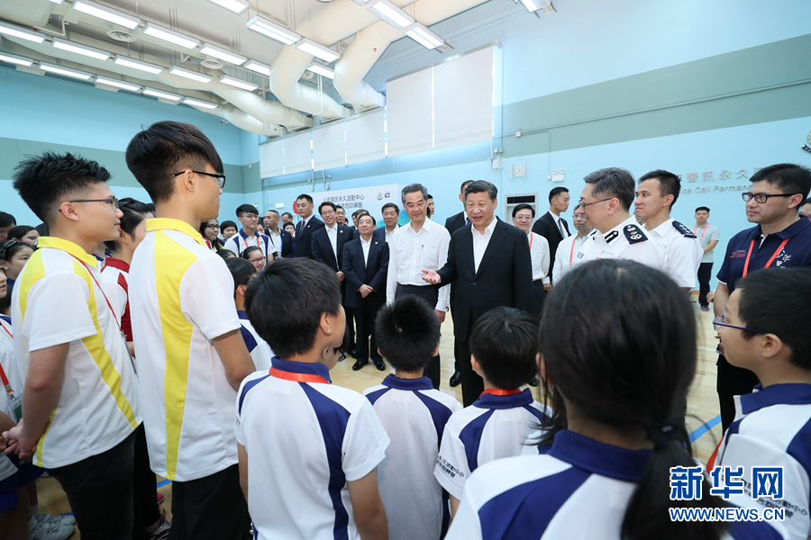 6月30日上午，国家主席习近平来到香港少年警讯永久活动中心暨青少年综合训练营考察，看望正在训练的香港青少年。这是习近平同少年警讯成员亲切交谈。新华社记者 兰红光 摄