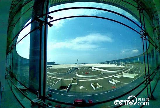 　　远望窗外，机场升级改造另有玄机。（央视网记者 何川 摄）