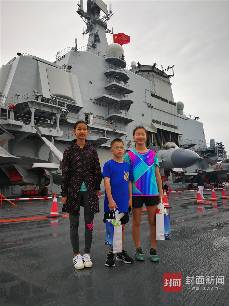 辽宁舰首次对公众开放:香港民众歼15前摆起航